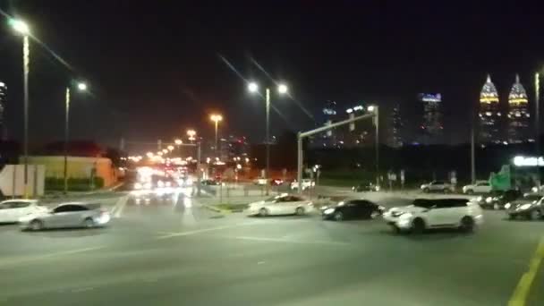 Pan Slide Vista Nocturna Conducir Las Calles Tráfico Dubai Eau — Vídeos de Stock