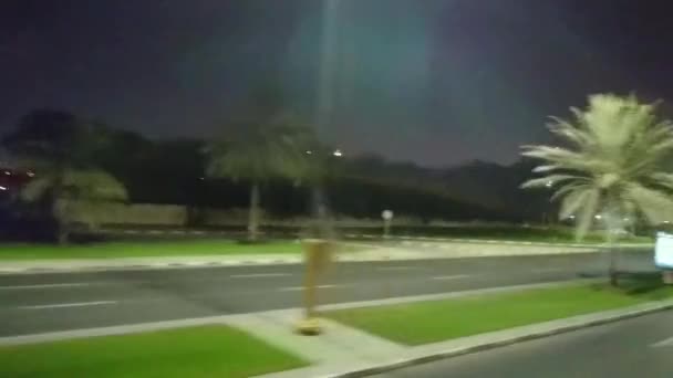 Pan Slide Vista Nocturna Conducir Las Calles Tráfico Dubai Eau — Vídeo de stock