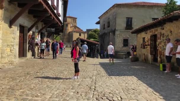 Gente Caminando Por Las Hermosas Calles Pavimentadas Ciudad — Vídeos de Stock