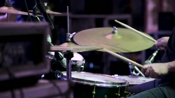 Person Die Live Schlagzeug Spielt — Stockvideo
