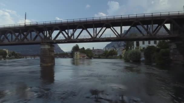 Drone Aerial Uitzicht Lecco Lake Typische Italiaanse Huizen Met Rivier — Stockvideo