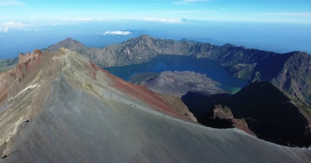 Aerial Still Shot Climbers Rinjani Mountain Summit Sunrise Lombok Indonesia — Vídeos de Stock