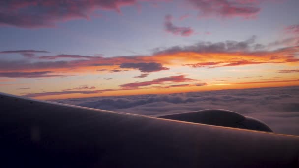 Plusieurs Avions Circulant Vers Piste Éclairée Par Teinte Orange Soleil — Video