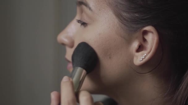Mujer Aplicando Maquillaje Usando Cepillo Maquillaje — Vídeos de Stock