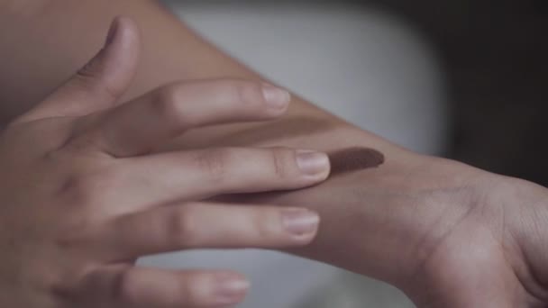 Kvinna Smeta Make Över Underarmen Och Undersöka Nyanser Färg — Stockvideo