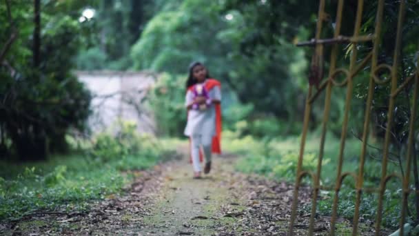 Una Pequeña Chica Asiática Linda Está Caminando Una Casa Abandonada — Vídeo de stock