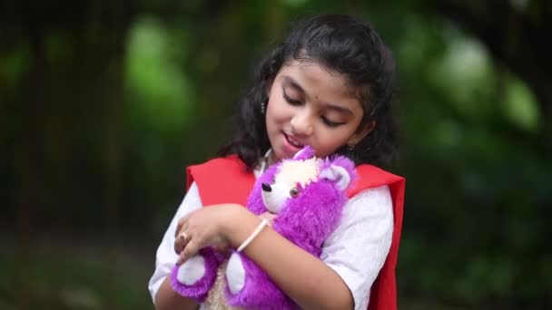 Roztomilé Malé Asijské Dívka Hraje Svým Medvídkem Lese Sám Halloween — Stock video