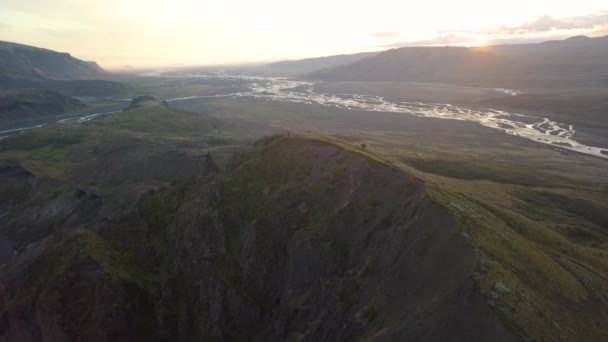 アイスランドの劇的な風景 ソルスモーク アイスランドの上空からの眺め ドローンは山の谷を眺めながら飛び立ち 雄大な川が流れています — ストック動画