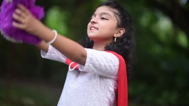 Wesoły Mało Słodkie Azji Dziewczyna Jest Zabawy Miękką Zabawką Teddy — Wideo stockowe