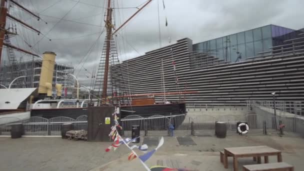 Panning Shot Museum Dundee Rrs Discovery — Stock Video