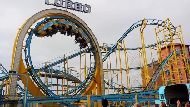 Pessoas Desfrutando Passeio Emocionante Montanha Russa Brighton Pier Sussex Inglaterra — Vídeo de Stock