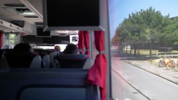 Туристы Ездят Роскошном Автобусе Здания Улицы Люди Появляются Окна Автобус — стоковое видео
