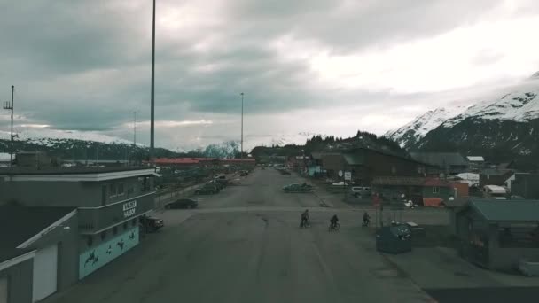 Enfants Vélo Dans Centre Ville Côté Une Marina Bord Eau — Video