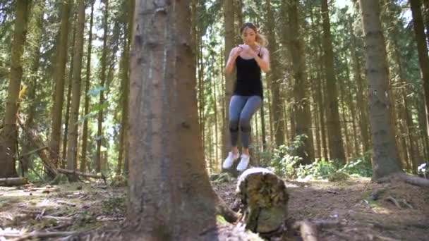 Χαμηλή Οπτική Γωνία Μιας Γυναίκας Που Γυμνάζει Πόδια Της Πηδώντας — Αρχείο Βίντεο