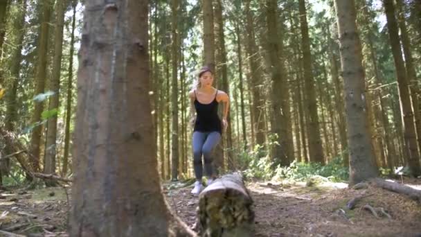 Jolie Femme Mince Faisant Exercice Sautant Par Dessus Une Bûche — Video