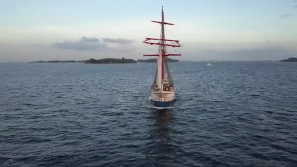 Barco Pirata Navegando Atardecer — Vídeo de stock