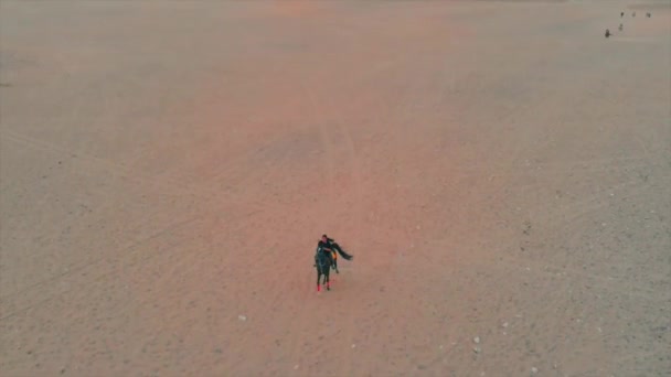 Lelőtték Dji Mavic Air Fps Színfokozat Lovaglás Sivatag Közepén Tekintettel — Stock videók