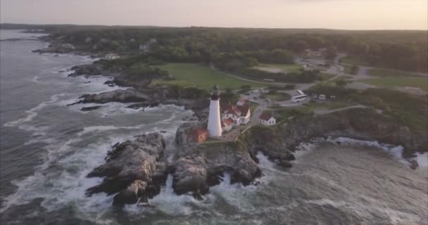 Strzał Powietrza Patrzący Dół Latarnię Portland Head Light Skalistym Punkcie — Wideo stockowe