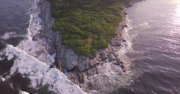 Повітряні Постріли Літають Над Темно Синім Атлантичним Океаном Розбиваються Острів — стокове відео