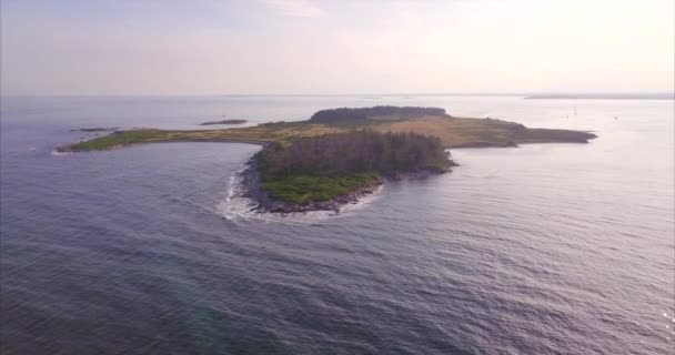 メイン州沖のリッチモンド島への深い青色の大西洋上空を飛行する空中発射 — ストック動画