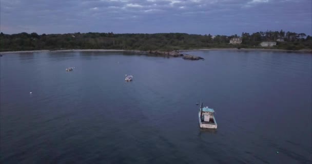 Flygfoto Över Kettle Cove Maine Kusten Med Fiskebåtar Förankrade Viken — Stockvideo