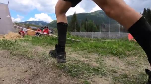 Obstáculo Atleta Corrida Correndo Obstáculo Parede Deslizante Uma Corrida Obstáculos — Vídeo de Stock