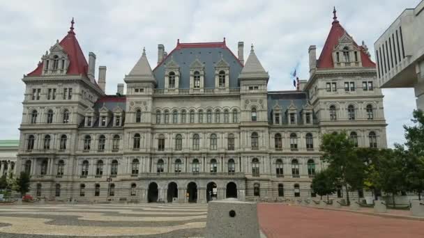 Het New York State Capitol Building Een Bewolkte Dag — Stockvideo