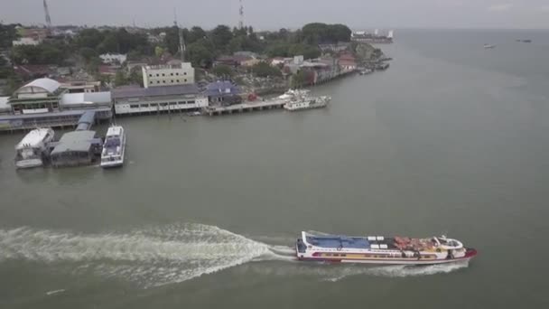 Een Passagiersveerboot Verlaat Een Haven Van Tanjung Balai Karimun Riau — Stockvideo