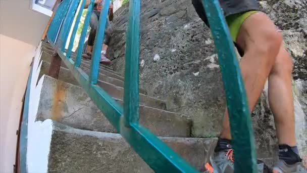 Atleta Corrida Obstáculos Correndo Escadas Abaixo Uma Corrida Pista Obstáculos — Vídeo de Stock