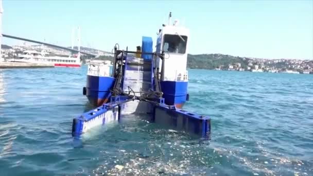 Istambul Turquia Maio 2016 Barco Coletor Lixo Bósforo Direto Rumo — Vídeo de Stock