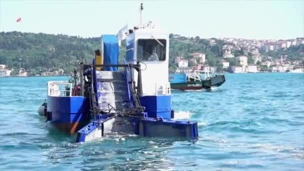 Istanbul Turecko Května 2016 Koš Sběratelský Člun Bosporu Dalším Sběratelem — Stock video