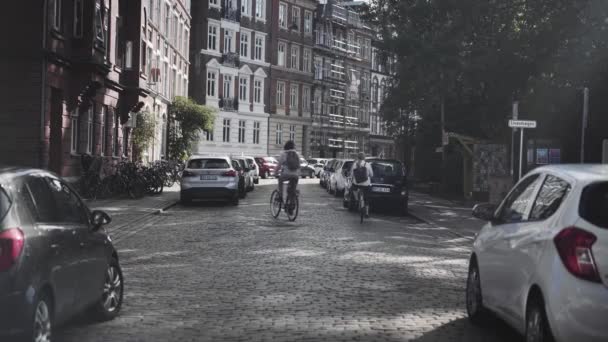 Homme Femme Descendent Rue Pavée Bordée Grandes Maisons Ville Aarhus — Video