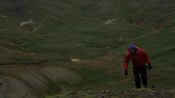 Όμορφη Iceland Τοπίο Ένα Άτομο Πεζοπόρος Περπάτημα Στο Πλαίσιο — Αρχείο Βίντεο