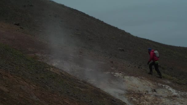 Hermoso Paisaje Iceland Una Persona Excursionista Caminando Través Del Marco — Vídeos de Stock