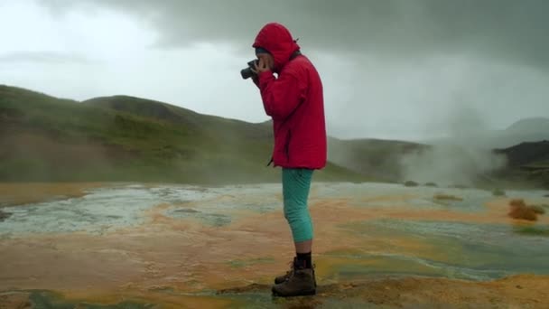Dramatische Ijslandse Landschap Stijgende Geothermische Stoomrook Een Persoon Een Scène — Stockvideo
