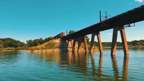 Bnsf Trem Atravessando Uma Porção Lago Texoma Oklahoma — Vídeo de Stock