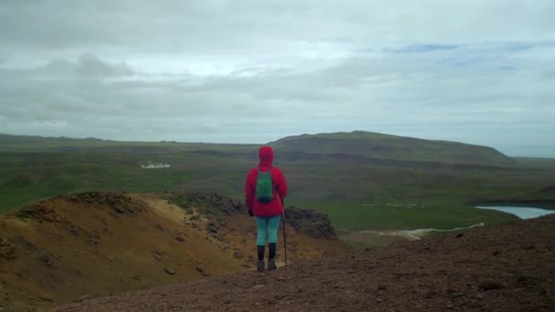 Paisaje Iceland Dramático Persona Senderismo Sendero Disfrutar Vista Krysuvik Seltun — Vídeos de Stock