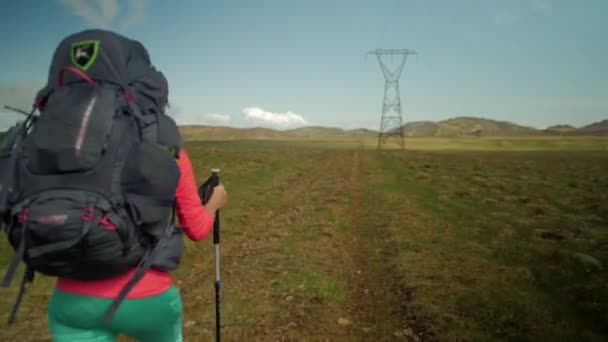 Paisagem Iceland Dramática Pessoa Caminhando Trilha Câmera Seguinte Movimento Rastreamento — Vídeo de Stock
