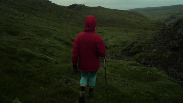 Paysage Iceland Spectaculaire Personne Randonnée Sur Sentier Tente Caméra Suivant — Video