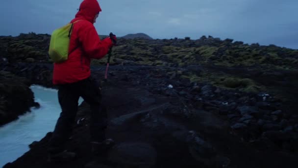 Iceland Paisagem Lagoa Azul Noite Usina Elétrica Svartsengi Uma Pessoa — Vídeo de Stock