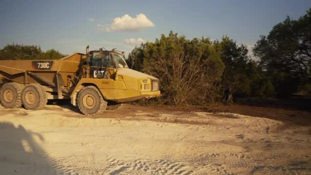 Große Baumaschinen Graben Straßen Für Neues Viertel Highpointe Aus — Stockvideo