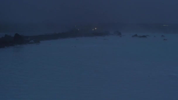 Island Blå Lagun Svartsengi Geotermiskt Kraftverk Natten Avlägsen Figur Går — Stockvideo