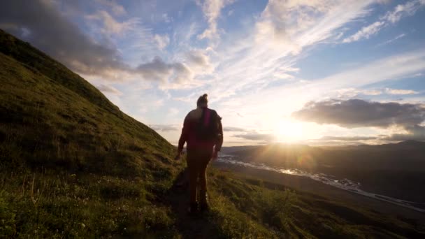 Mochilero Senderismo Durante Una Hermosa Puesta Sol Verano Thorsmork Islandia — Vídeos de Stock