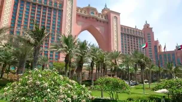 Fuori Giorno Chiudi Scivolo Davanti All Atlantis Palm Resort Hotel — Video Stock