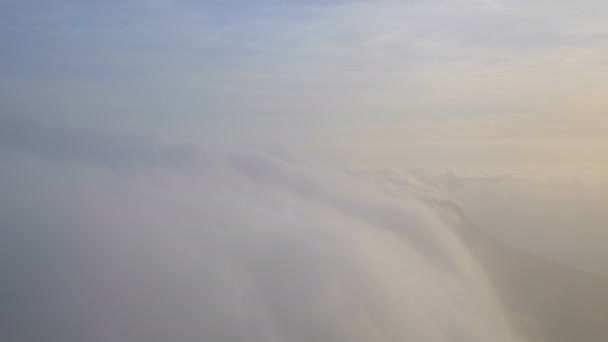 Paisaje Majestuoso Cinematográfico Altas Nubes Sobre Las Montañas Amanecer Ciudad — Vídeos de Stock