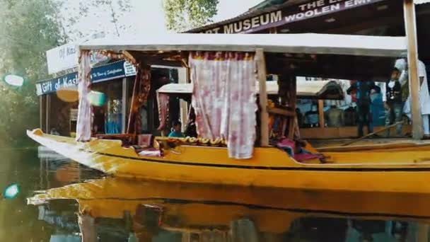 印度斯利那加 查谟和克什米尔达尔湖著名的浮动市场 — 图库视频影像