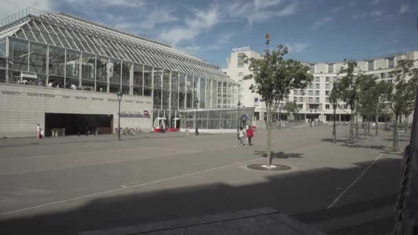 Solig Dag Översikt Över Ett Nästan Tomt Torg Bredvid Gare — Stockvideo