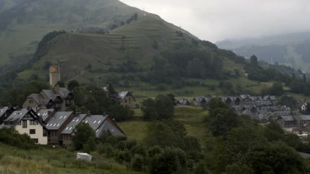 Vue Panoramique Des Villages Entourés Montagnes Crépuscule Dans Vallée Aran — Video