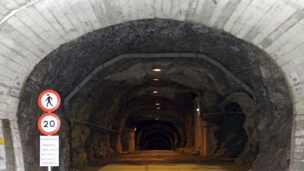 Bergtunnel Zum Stausee Llauset — Stockvideo