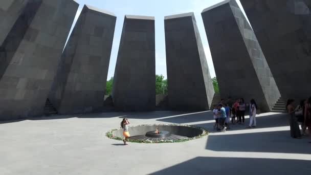 追跡はTsitsernakabardの永遠の炎まで撮影し 12スラブまでパニング 場所はアルメニア人虐殺記念館として知られており 首都エレバンに位置しています — ストック動画